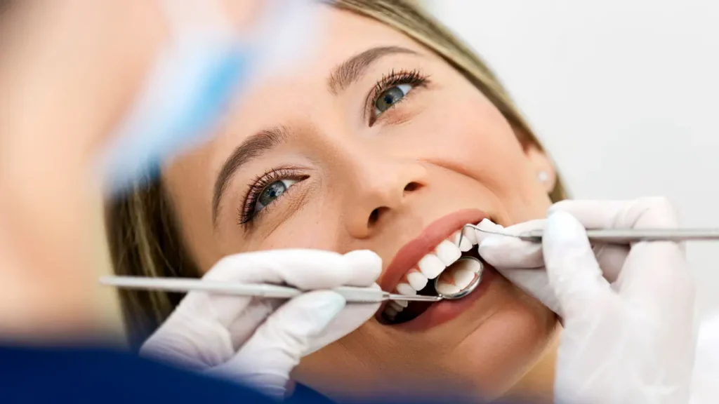 mulher em tratamento odontologico