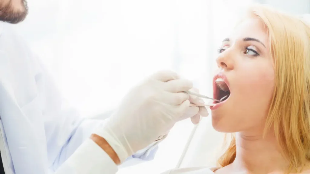 Uma paciente passando por consulta de odontologia